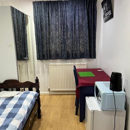 Comfortable Single Bedroom With Free On Site Parking Кингстън на Темза Екстериор снимка