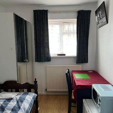 Comfortable Single Bedroom With Free On Site Parking Кингстън на Темза Екстериор снимка