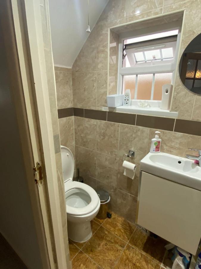 Comfortable Single Bedroom With Free On Site Parking Кингстън на Темза Екстериор снимка