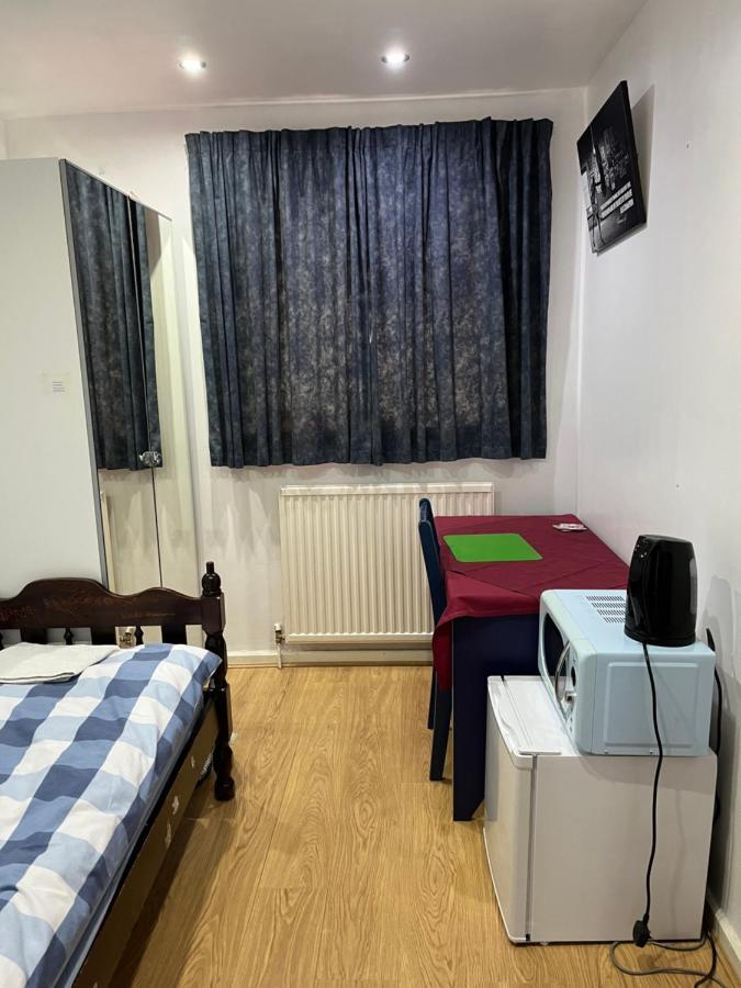 Comfortable Single Bedroom With Free On Site Parking Кингстън на Темза Екстериор снимка