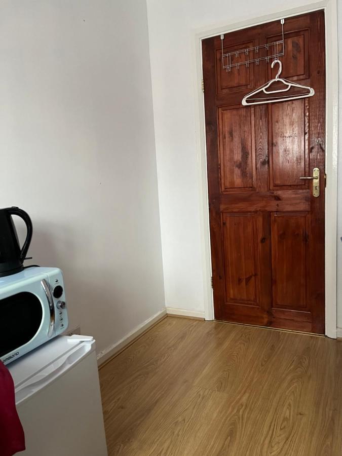 Comfortable Single Bedroom With Free On Site Parking Кингстън на Темза Екстериор снимка