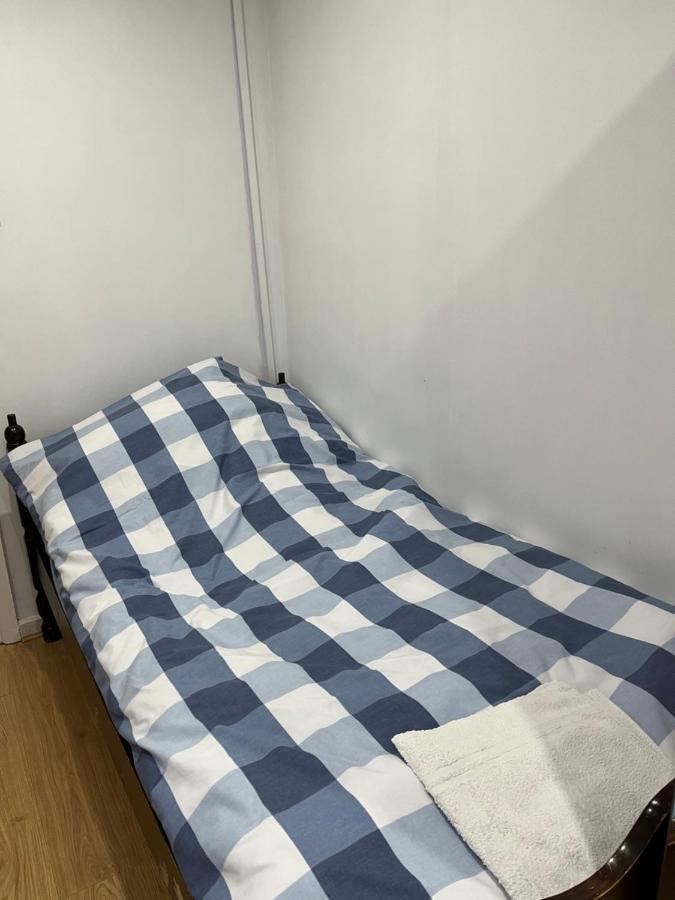 Comfortable Single Bedroom With Free On Site Parking Кингстън на Темза Екстериор снимка