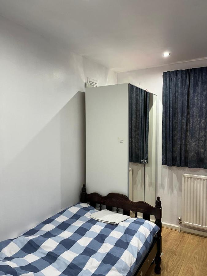 Comfortable Single Bedroom With Free On Site Parking Кингстън на Темза Екстериор снимка
